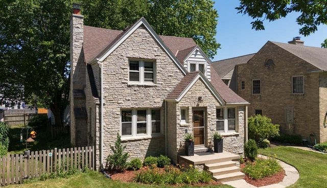 5244 N Shoreland AVENUE, Whitefish Bay, WI 53217