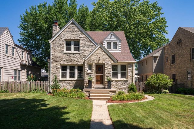 5244 N Shoreland AVENUE, Whitefish Bay, WI 53217