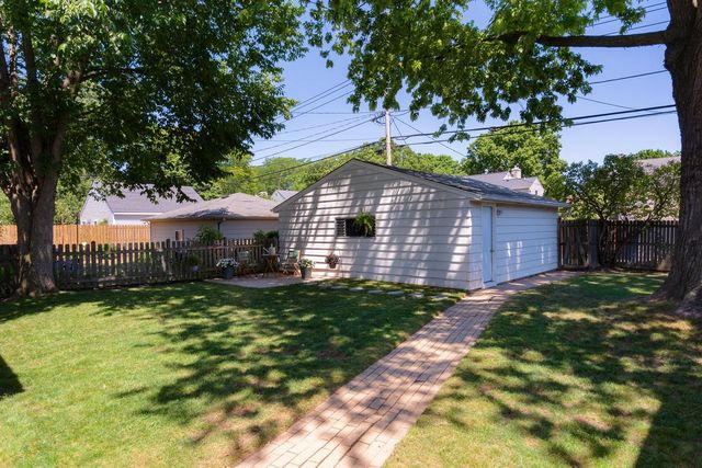 5244 N Shoreland AVENUE, Whitefish Bay, WI 53217