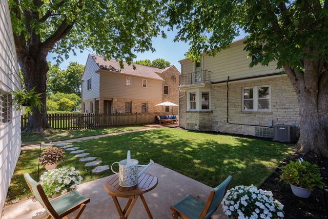 5244 N Shoreland AVENUE, Whitefish Bay, WI 53217