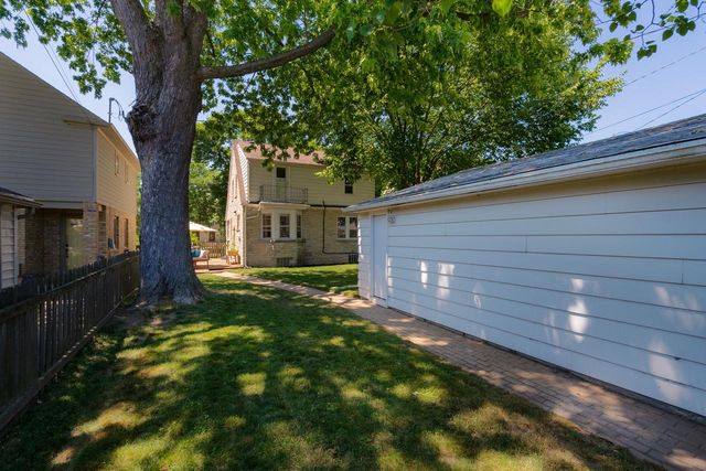 5244 N Shoreland AVENUE, Whitefish Bay, WI 53217