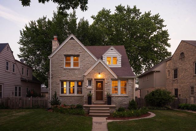 5244 N Shoreland AVENUE, Whitefish Bay, WI 53217