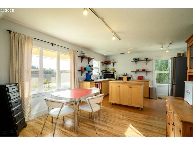 8030 Nw MEADOW LAKE Rd, Carlton, OR 97111