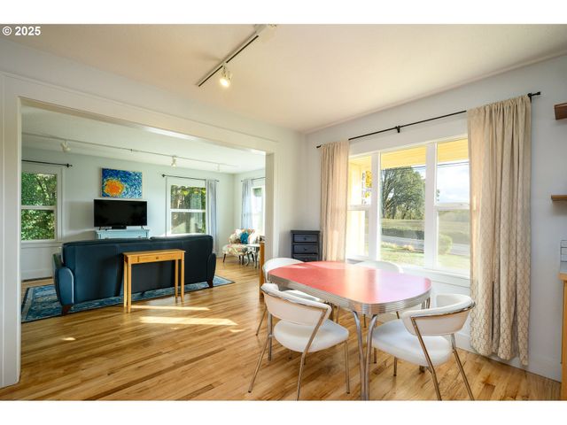 8030 Nw MEADOW LAKE Rd, Carlton, OR 97111