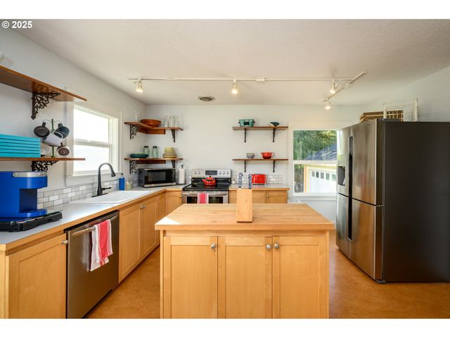 8030 Nw MEADOW LAKE Rd, Carlton, OR 97111