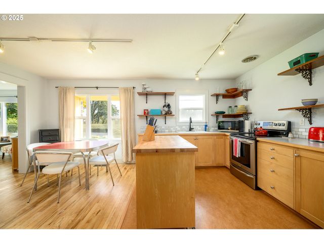 8030 Nw MEADOW LAKE Rd, Carlton, OR 97111