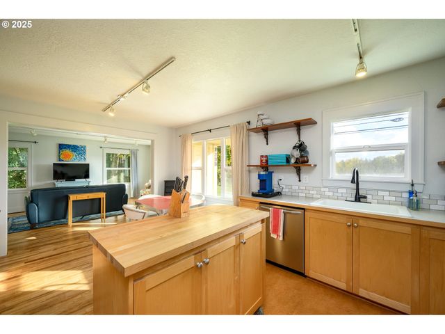 8030 Nw MEADOW LAKE Rd, Carlton, OR 97111