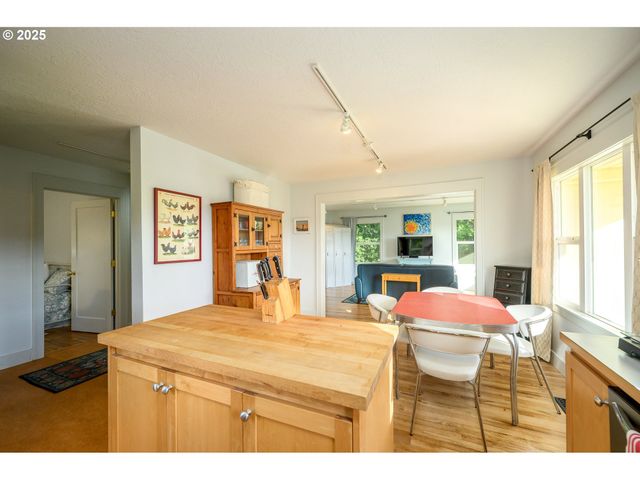 8030 Nw MEADOW LAKE Rd, Carlton, OR 97111