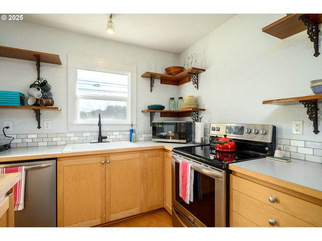 8030 Nw MEADOW LAKE Rd, Carlton, OR 97111