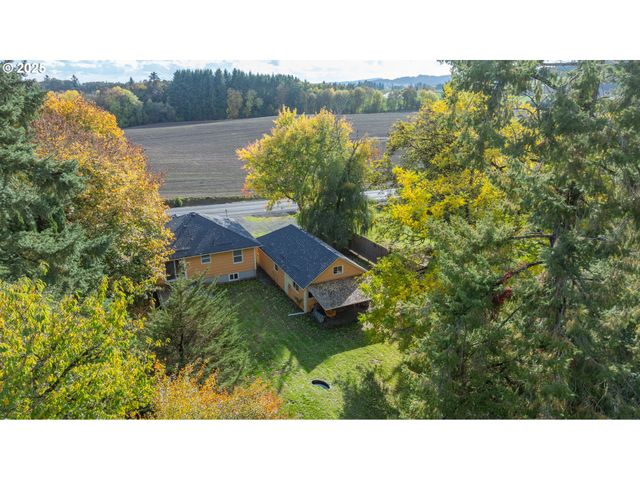 8030 Nw MEADOW LAKE Rd, Carlton, OR 97111