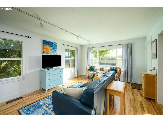 8030 Nw MEADOW LAKE Rd, Carlton, OR 97111