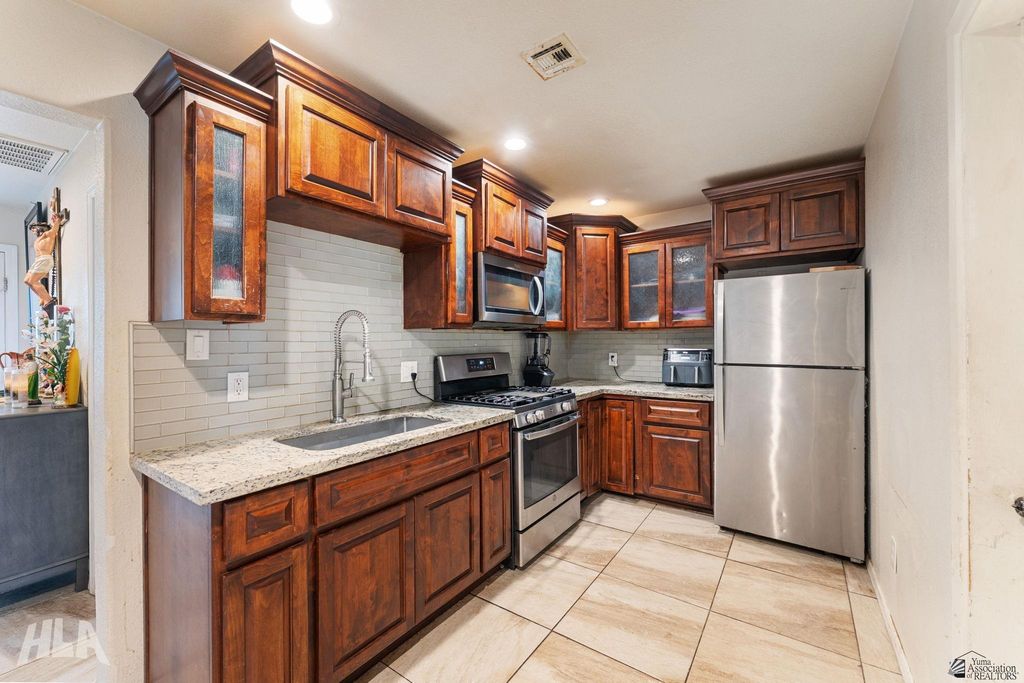 2158 S 46 Dr, Yuma, AZ 85364
