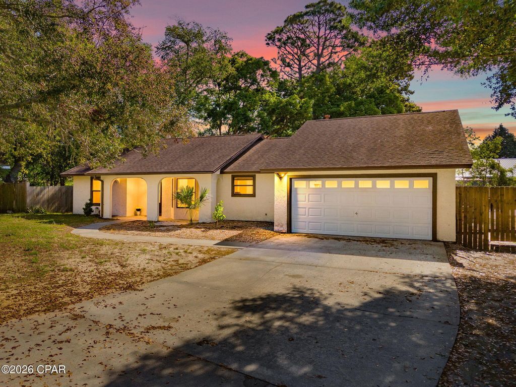 902 Laurel Oak Lane, Panama City, FL 32408