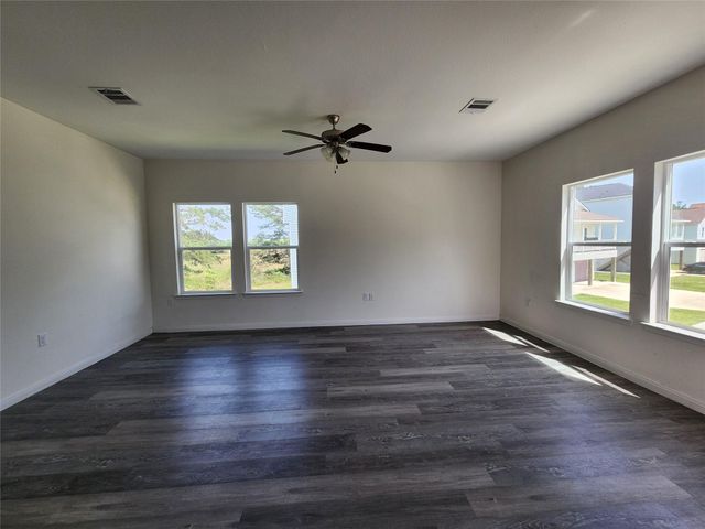 6103 Lacey Oak Drive, Hitchcock, TX 77563