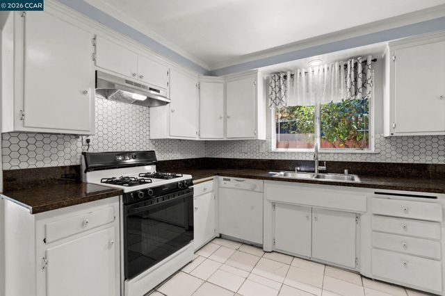 6422 Lubao Ave, Woodland Hills (los Angeles), CA 91367