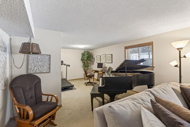 12825 Woodview Lane, Burnsville, MN 55337