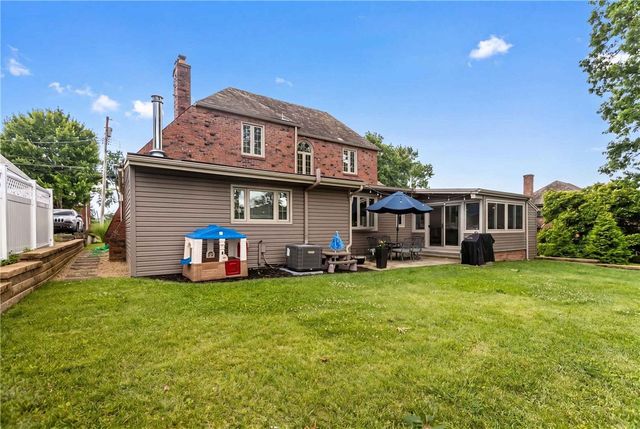 130 Crestview Dr, Pleasant Hills, PA 15236
