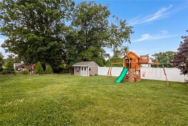 130 Crestview Dr, Pleasant Hills, PA 15236