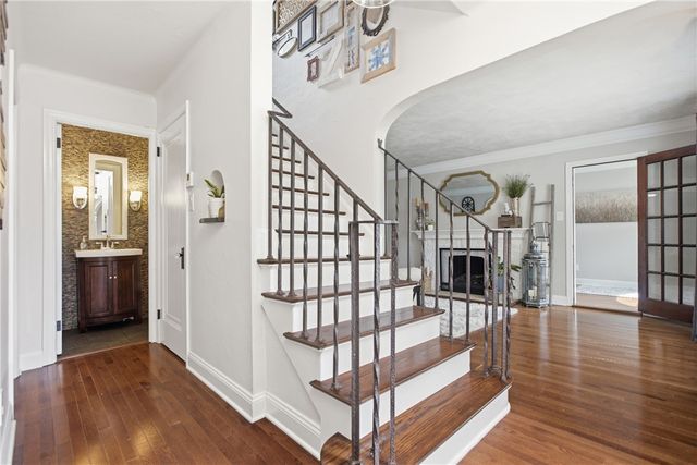 130 Crestview Dr, Pleasant Hills, PA 15236