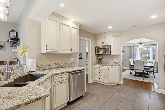 130 Crestview Dr, Pleasant Hills, PA 15236
