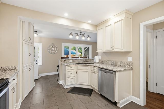 130 Crestview Dr, Pleasant Hills, PA 15236