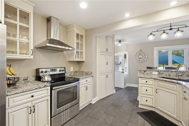 130 Crestview Dr, Pleasant Hills, PA 15236