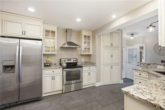 130 Crestview Dr, Pleasant Hills, PA 15236