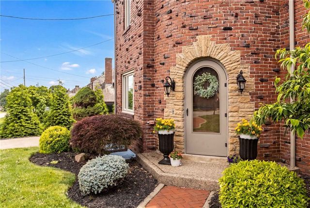 130 Crestview Dr, Pleasant Hills, PA 15236