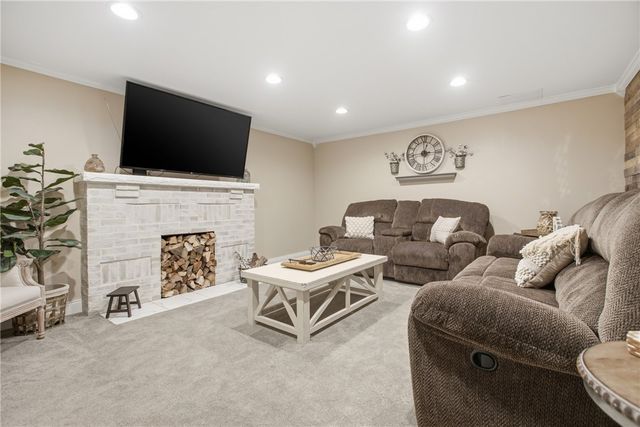 130 Crestview Dr, Pleasant Hills, PA 15236