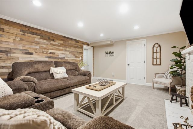 130 Crestview Dr, Pleasant Hills, PA 15236
