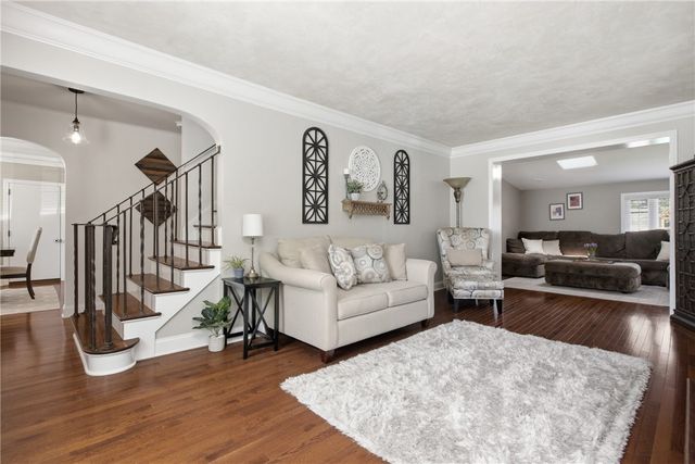 130 Crestview Dr, Pleasant Hills, PA 15236