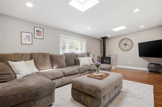 130 Crestview Dr, Pleasant Hills, PA 15236