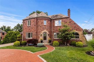 130 Crestview Dr, Pleasant Hills, PA 15236