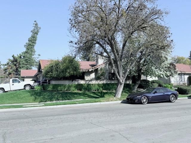 284 W Lexington Avenue, Fresno, CA 93711