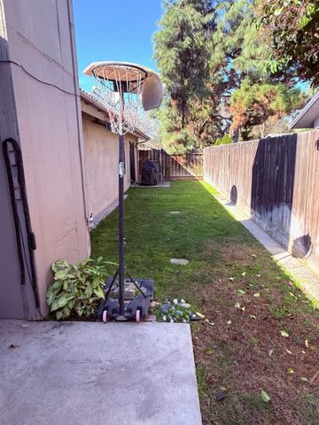 284 W Lexington Avenue, Fresno, CA 93711