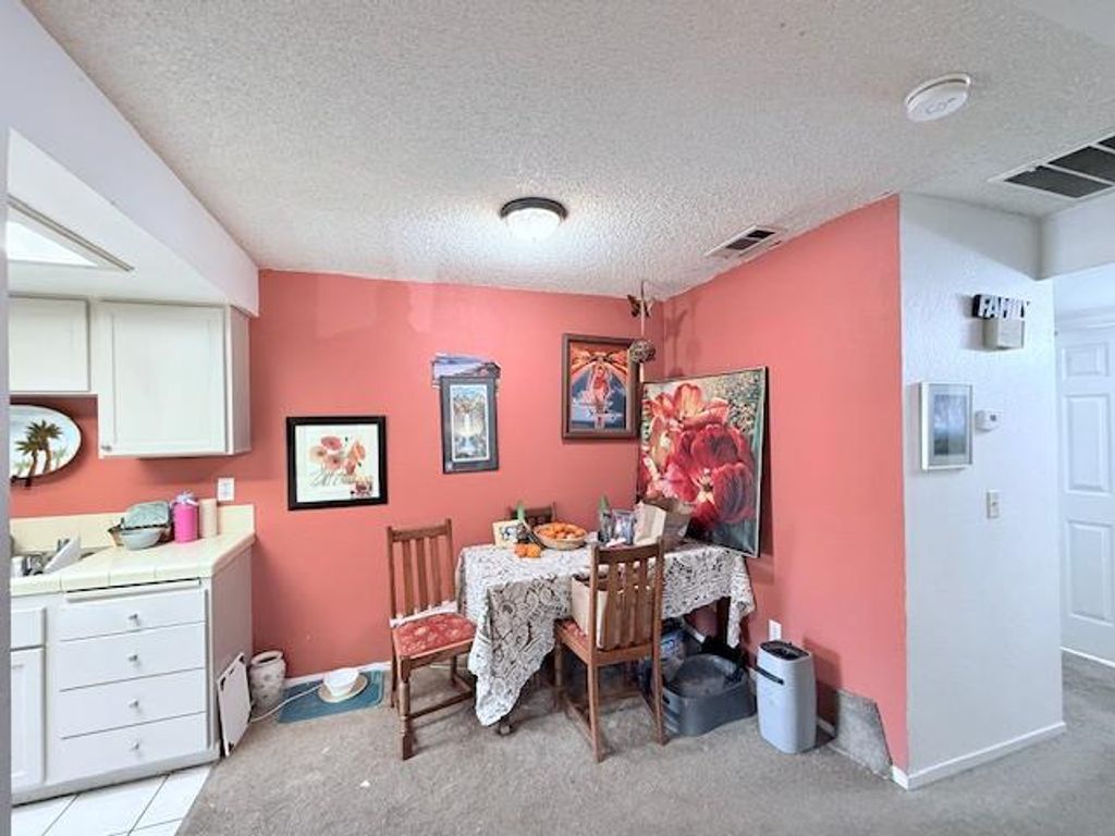 Image 10 of property listing at 284 W Lexington Avenue, Fresno, CA 93711