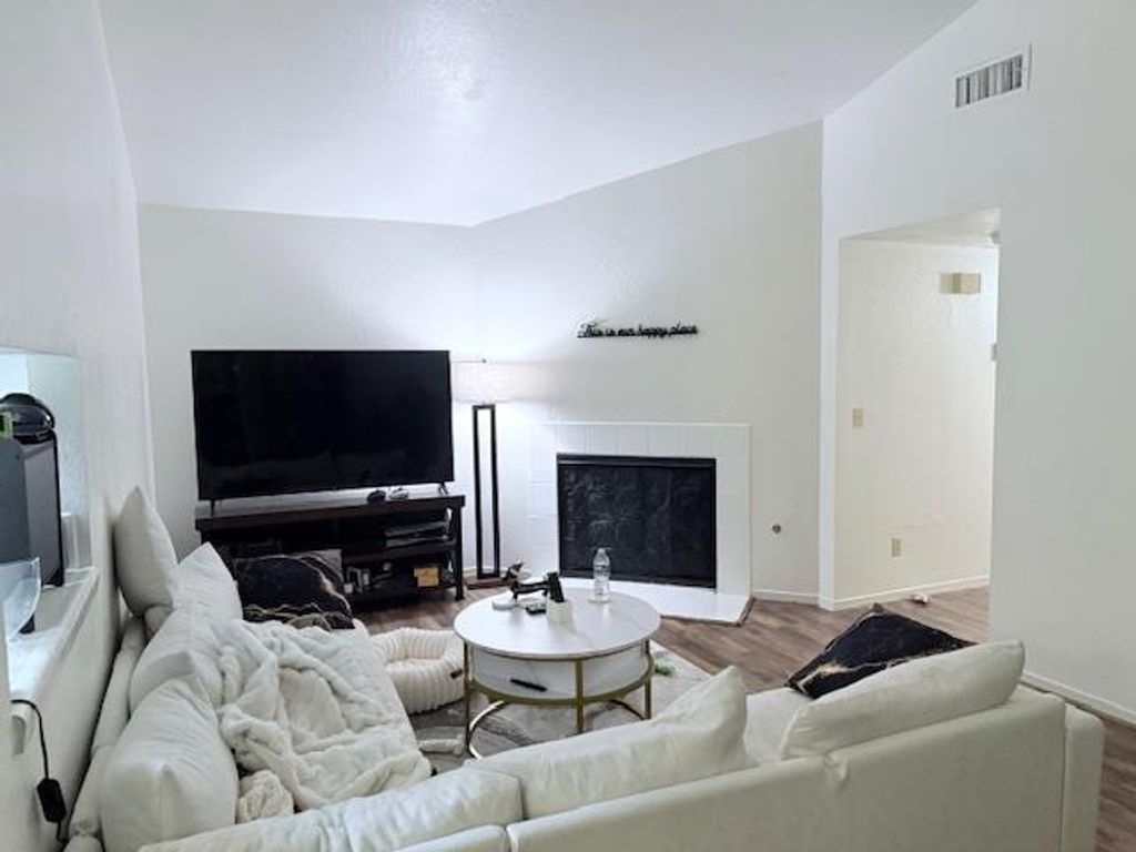 Image 16 of property listing at 284 W Lexington Avenue, Fresno, CA 93711