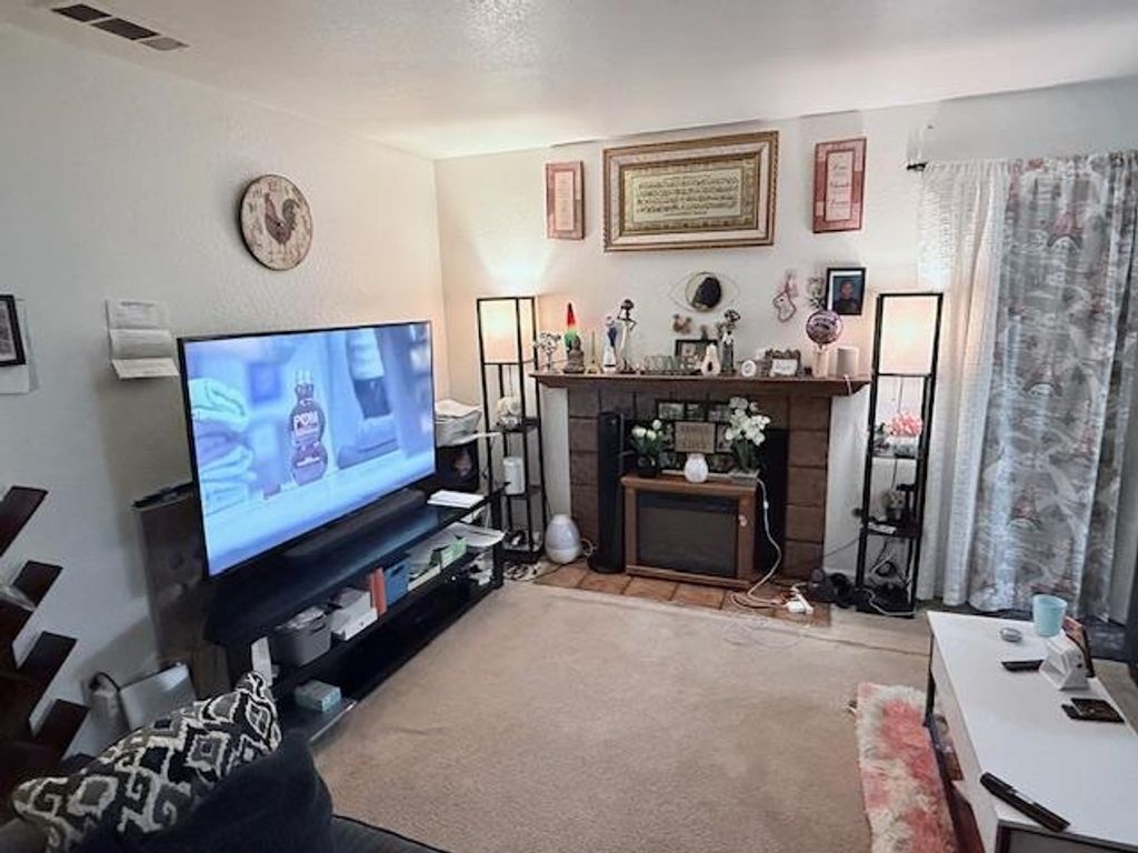 Image 23 of property listing at 284 W Lexington Avenue, Fresno, CA 93711