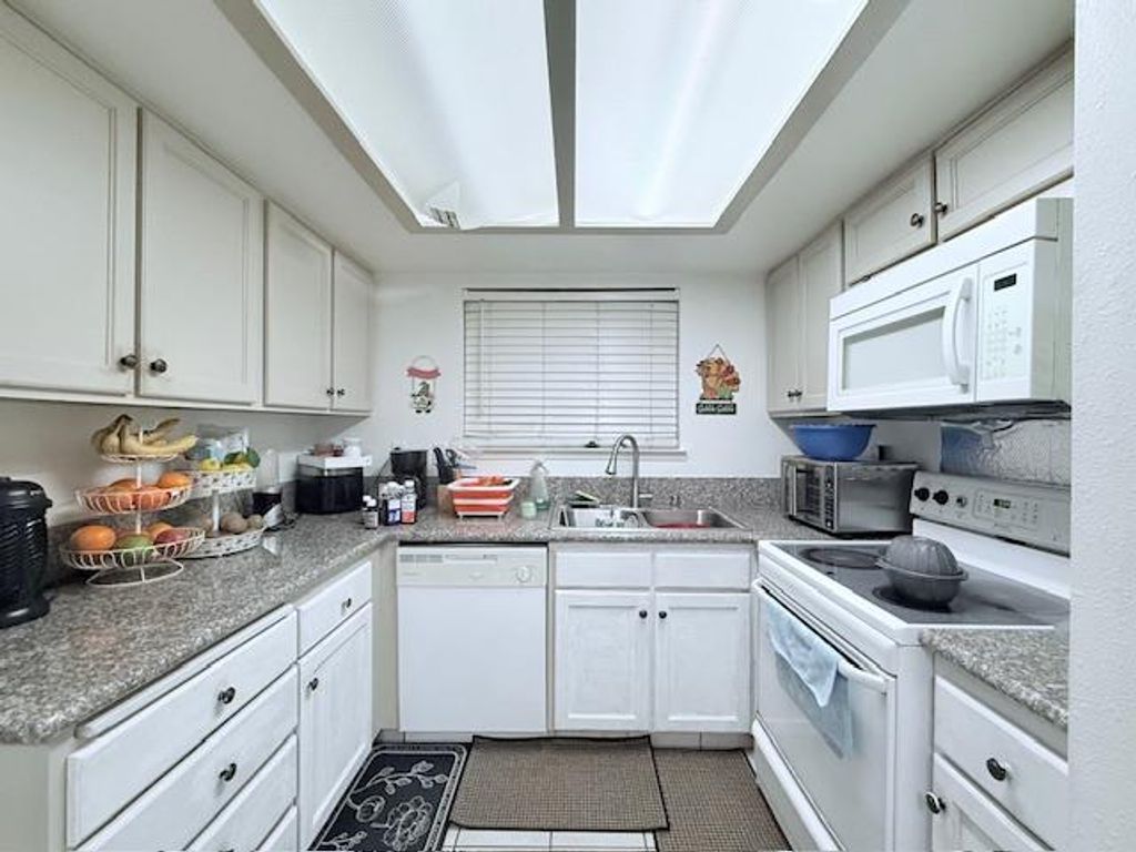 Image 25 of property listing at 284 W Lexington Avenue, Fresno, CA 93711