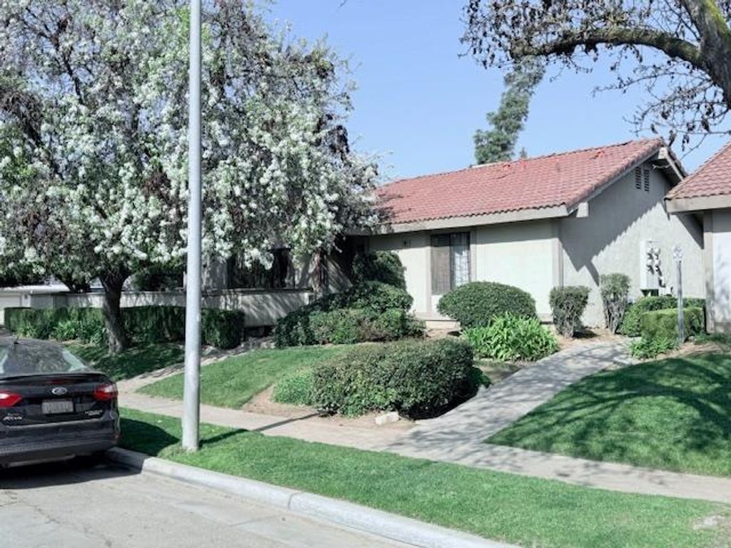 Image 3 of property listing at 284 W Lexington Avenue, Fresno, CA 93711