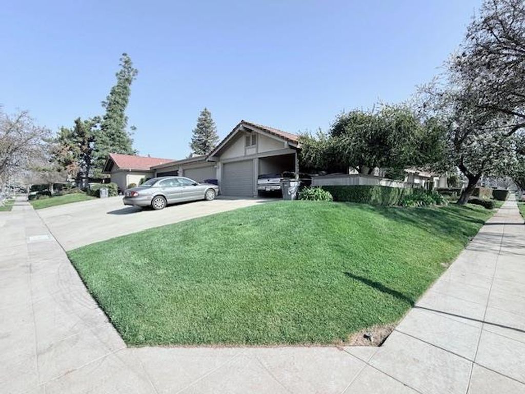 Image 6 of property listing at 284 W Lexington Avenue, Fresno, CA 93711