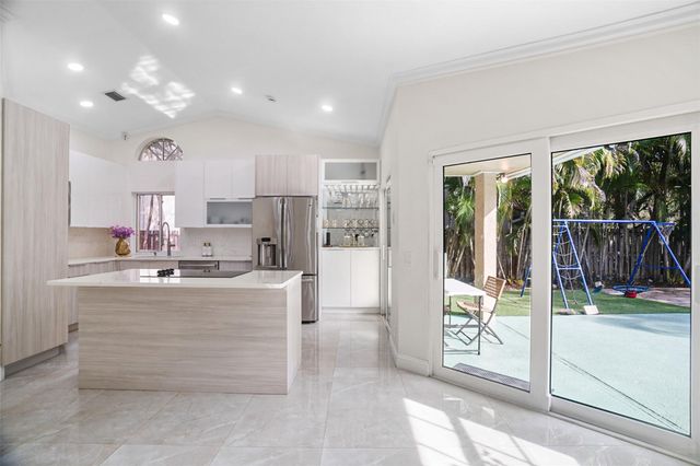 1427 Seagrape Cir, Weston, FL 33326