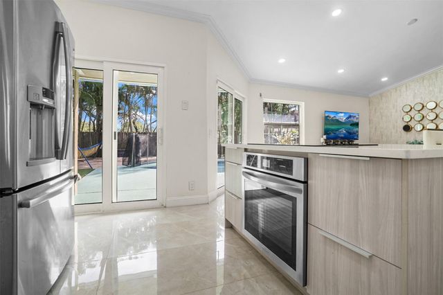 1427 Seagrape Cir, Weston, FL 33326