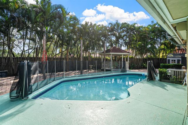 1427 Seagrape Cir, Weston, FL 33326