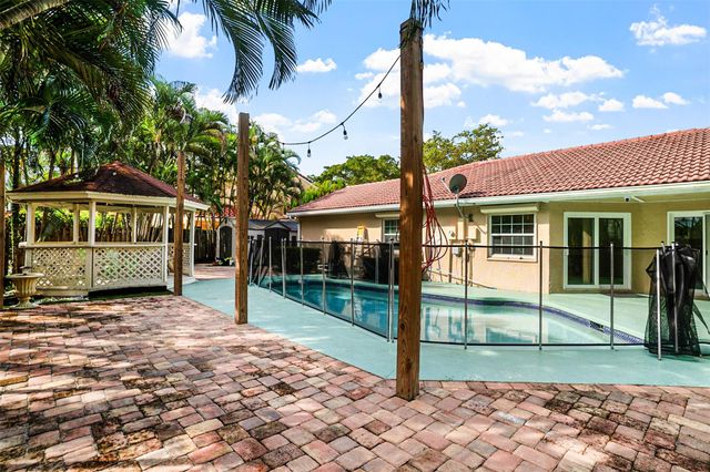 1427 Seagrape Cir, Weston, FL 33326