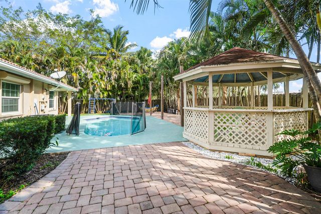 1427 Seagrape Cir, Weston, FL 33326