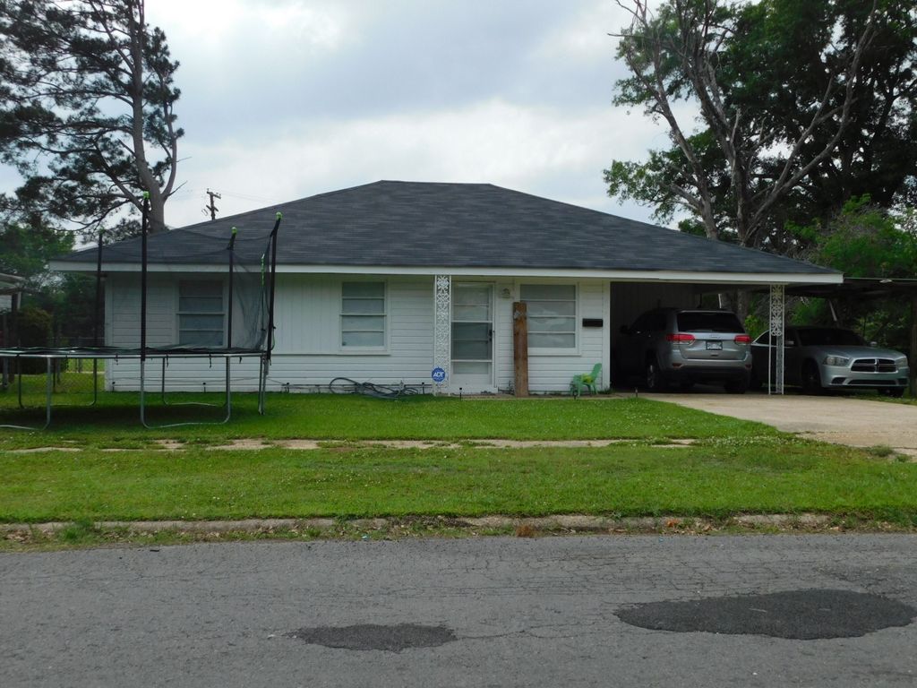 204 SE 3rd Street, Springhill, LA 71075