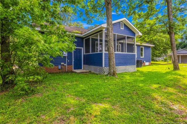 302 W 6th Avenue, Raeford, NC 28376