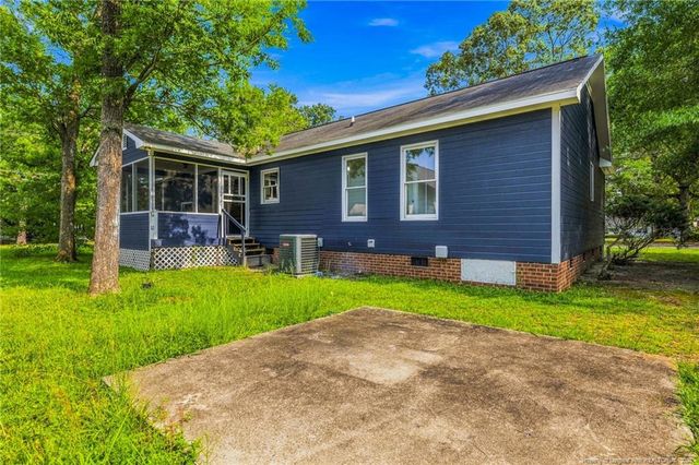 302 W 6th Avenue, Raeford, NC 28376