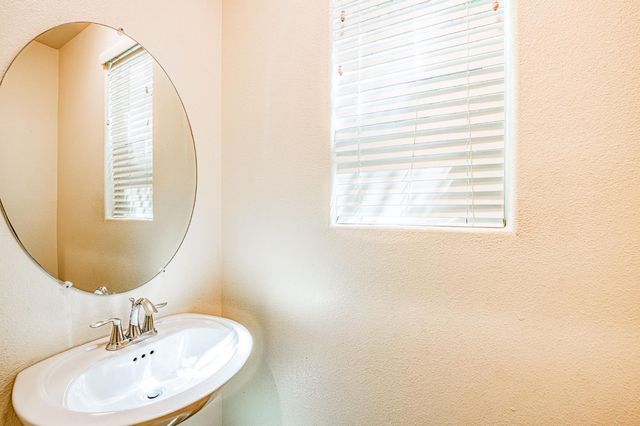 6158 E Peruna Way, Fresno, CA 93727
